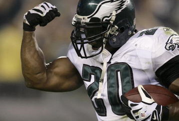 PHILADELPHIA - SEPTEMBER 21: Brian Dawkins #22 of the Philadelphia Eagles celebrates recovering a fumble and the sack of Ben Roethlisberger #7 of the Pittsburgh Steelers during the second half on September 21, 2008 at Lincoln Financial Field in Philadelphia, Pennsylvania. The Eagles won 15-6.(Photo by Chris Gardner/Getty Images)