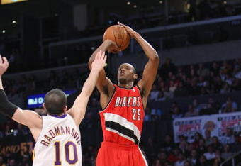 LOS ANGELES - JANUARY 4:  Travis Outlaw #25 of the Portland Trail Blazers shoots a jump shot against Vladimir Radmanovic #10 of the Los Angeles Lakers on January 4, 2009 at Staples Center in Los Angeles, California.    NOTE TO USER: User expressly acknowledges and agrees that, by downloading and/or using this Photograph, user is consenting to the terms and conditions of the Getty Images License Agreement. (Photo by Stephen Dunn/Getty Images)