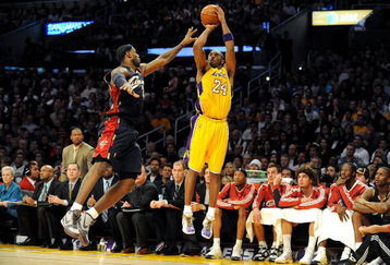 LOS ANGELES, CA - JANUARY 19:  Kobe Bryant #24 of the Los Angeles Lakers shoots a jumper against LeBron James #23 of the Cleveland Cavaliers during the game at Staples Center on January 19, 2009 in Los Angeles, California.  The Lakers defeated the Cavaliers 105-88.  (Photo by Harry How/Getty Images)