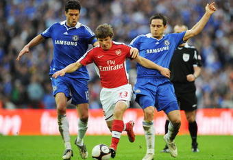 LONDON - APRIL 18:  Andrei Arshavin of Arsenal  takes on Frank Lampard and Michael Ballack of Chelsea during the FA Cup sponsored by E.ON Semi Final match between Arsenal and Chelsea at Wembley Stadium on April 18, 2009 in London, England.  (Photo by Shaun Botterill/Getty Images)