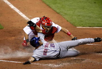 ST. LOUIS, MO - APRIL 3:  Yadier Molina #4 of the St. Louis Cardinals tags out Jose Valentin #15 of the New York Mets at Busch Stadium April 3, 2007 in St. Louis, Missouri.  (Photo by Dilip Vishwanat/Getty Images)