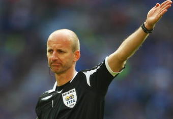 LONDON, ENGLAND - APRIL 19:  Referee Mike Riley gestures during the FA Cup sponsored by E.ON Semi Final match between Everton and Manchester United at Wembley Stadium on April 19, 2009 in London, England.  (Photo by Jamie McDonald/Getty Images)