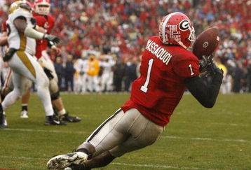 ATHENS, GA - NOVEMBER 29:  Wide receiver Mohamed Massaquoi #1 of the Georgia Bulldogs scores his third touchdown in the first half after briefly bobbling the pass during the game against the Georgia Tech Yellow Jackets at Sanford Stadium on November 29, 2008 in Athens, Georgia.  The Yellow Jackets beat the Bulldogs 45-42.  (Photo by Mike Zarrilli/Getty Images)