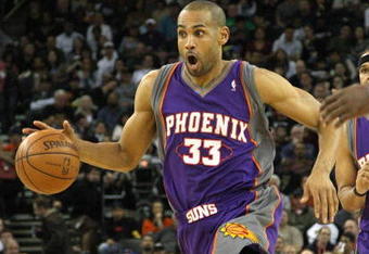 OAKLAND, CA - MARCH 15:  Grant Hill #33 of the Phoenix Suns dribbles the ball against the Golden State Warriors during an NBA game on March 15, 2009 at Oracle Arena in Oakland, California. NOTE TO USER: User expressly acknowledges and agrees that, by downloading and or using this photograph, User is consenting to the terms and conditions of the Getty Images License Agreement.  (Photo by Jed Jacobsohn/Getty Images)