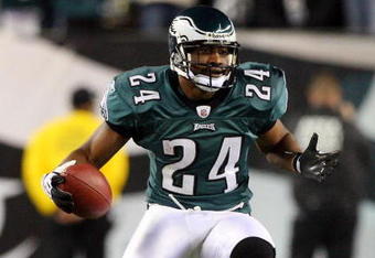 PHILADELPHIA - DECEMBER 28:  Sheldon Brown #24 of the Philadelphia Eagles runs the ball after his interception late in the first half against the Dallas Cowboys on December 28, 2008 at Lincoln Financial Field in Philadelphia, Pennsylvania.  (Photo by Jim McIsaac/Getty Images)