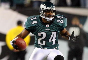 PHILADELPHIA - DECEMBER 28:  Sheldon Brown #24 of the Philadelphia Eagles runs the ball after his interception late in the first half against the Dallas Cowboys on December 28, 2008 at Lincoln Financial Field in Philadelphia, Pennsylvania.  (Photo by Jim McIsaac/Getty Images)