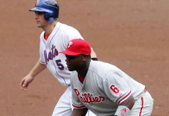 NEW YORK - JULY 24: David Wright #5 of the New York Mets leads off first base against Ryan Howard #6 of the Philadelphia Phillies on July 24, 2008 at Shea Stadium in the Flushing neighborhood of the Queens borough of New York City. (Photo by Jim McIsaac/Getty Images)