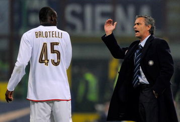 MILAN, ITALY - MARCH 15:  Mario Balotelli receives instruction from Jose Mourinho of Inter during the Serie A match between Inter and Fiorentina at the Meazza Stadio on March 15, 2009 in Milan, Italy. (Photo by New Press/Getty Images)