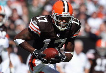 CLEVELAND - OCTOBER 14: Braylon Edwards #17of the Cleveland Browns carries the ball during the NFL game against the Miami Dolphins at Cleveland Browns Stadium October 14, 2007 in Cleveland, Ohio. (Photo by Andy Lyons/Getty Images) 