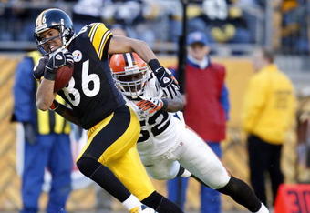 PITTSBURGH - DECEMBER 28:  Hines Ward #86 of the Pittsburgh Steelers outruns the tackle of D'Qwell Jackson #52 of the Cleveland Browns after a fourth quarter catch at Heinz Field December 28, 2008 in Pittsburgh, Pennsylvania. Pittsburgh won the game 31-0.  (Photo by Gregory Shamus/Getty Images)