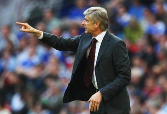 LONDON - APRIL 18:  Arsene Wenger manager of Arsenal gives instructions during the FA Cup sponsored by E.ON Semi Final match between Arsenal and Chelsea at Wembley Stadium on April 18, 2009 in London, England.  (Photo by Phil Cole/Getty Images)