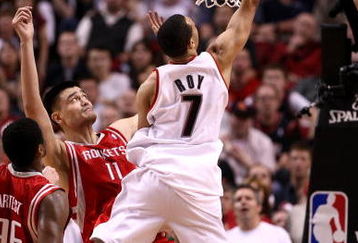 PORTLAND, OR - APRIL 21:  Brandon Roy #7 of the Portland Trail Blazers drives against Yao Ming #11 of the Houston Rockets during Game 2 of the Western Conference Quarterfinals of the NBA Playoffs on April 21, 2009 at the Rose Garden in Portland, Oregon. NOTE TO USER: User expressly acknowledges and agrees that, by downloading and or using this Photograph, user is consenting to the terms and conditions of the Getty Images License Agreement.  (Photo by Jonathan Ferrey/Getty Images)