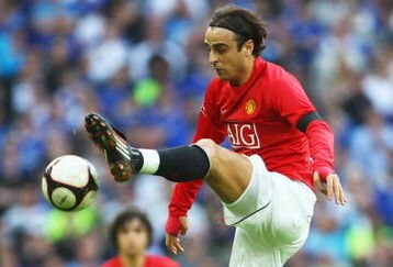 LONDON, ENGLAND - APRIL 19:  Dimitar Berbatov of Manchester United controls the ball during the FA Cup sponsored by E.ON Semi Final match between Everton and Manchester United at Wembley Stadium on April 19, 2009 in London, England.  (Photo by Phil Cole/Getty Images)