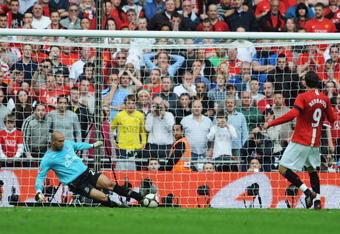 LONDON, ENGLAND - APRIL 19:  Tim Howard of Everton saves a penalty from Dimitar Berbatov of Manchester United in the shoot out during the FA Cup sponsored by E.ON Semi Final match between Everton and Manchester United at Wembley Stadium on April 19, 2009 in London, England.  (Photo by Shaun Botterill/Getty Images)