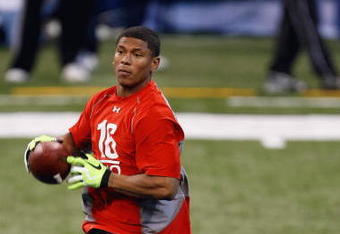 INDIANAPOLIS, IN - FEBRUARY 22:  Wide receiver Juaquin Iglesias of Oklahoma catches the football during the NFL Scouting Combine presented by Under Armour at Lucas Oil Stadium on February 22, 2009 in Indianapolis, Indiana. (Photo by Scott Boehm/Getty Images)