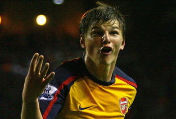 LIVERPOOL, UNITED KINGDOM - APRIL 21:  Andrey Arshavin of Arsenal  celebrates scoring his team's and his fourth goal during the Barclays Premier League match between Liverpool and Arsenal at Anfield on April 21, 2009 in Liverpool, England.  (Photo by Alex Livesey/Getty Images)