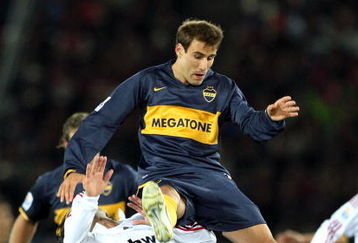 YOKOHAMA, JAPAN - DECEMBER 16:  Alessandro Nesta of AC Milan and Rodrigo Palacio of Boca Juniors compete for the ball during the FIFA Club World Cup final between Boca Juniors and AC Milan at  the International Stadium Yokohama on December 16, 2007 in Yokohama, Kanagawa, Japan.  (Photo by Junko Kimura/Getty Images)