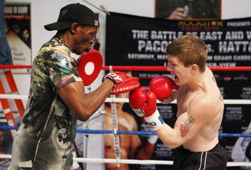 LAS VEGAS - APRIL 16:  Boxer Ricky Hatton, (R) of Great Britain works out at a gym with his trainer Floyd Mayweather Sr. on April 16, 2009 in Las Vegas, Nevada. Hatton will fight boxer Manny Pacquiao of the Philippines on May 2, 2009 at the MGM Grand Garden Arena.  (Photo by Isaac Brekken/Getty Images)