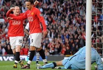 MANCHESTER, ENGLAND - APRIL 25:  Dimitar Berbatov of Manchester United is congratulated by team mate Wayne Rooney (L) after scoring his team's fifth goal during the Barclays Premier League match between Manchester United and Tottenham Hotspur at Old Trafford on April 25, 2009 in Manchester, England.  (Photo by Shaun Botterill/Getty Images)