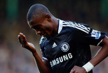 LONDON, ENGLAND - APRIL 25:  Salomon Kalou of Chelsea celebrates scoring his team's first goal during the Barclays Premier League match between West Ham United and Chelsea at Upton Park on April 25, 2009 in London, England.  (Photo by Mike Hewitt/Getty Images)