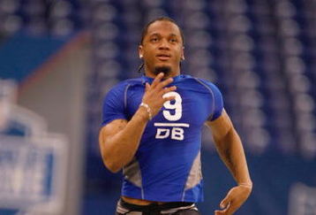 INDIANAPOLIS, IN - FEBRUARY 24:  Defensive back Patrick Chung of Oregon runs the 40 yard dash during the NFL Scouting Combine presented by Under Armour at Lucas Oil Stadium on February 24, 2009 in Indianapolis, Indiana. (Photo by Scott Boehm/Getty Images)