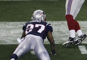 GLENDALE, AZ - FEBRUARY 03:  Wide receiver Amani Toomer #81 of the New York Giants catches a 38-yard pass in front of cornerback Ellis Hobbs III #27 of the New England Patriots in the second quarter during Super Bowl XLII on February 3, 2008 at the University of Phoenix Stadium in Glendale, Arizona.  (Photo by Jim McIsaac/Getty Images)