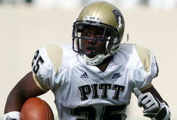 EAST LANSING, MI - SEPTEMBER 15:  LeSean McCoy #25 of the Pittsburgh Panthers runs with the ball against the Michigan State Spartans during the fourth quarter at Spartan Stadium on September 15, 2007 in East Lansing, Michigan.  (Photo by Harry How/Getty Images)