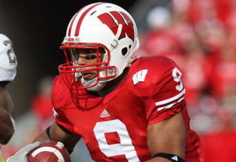 MADISON - NOVEMBER 10:  Travis Beckum #9 of the Wisconsin Badgers carries the ball during the game against the Michigan Wolverines at Camp Randall Stadium on November 10, 2007 in Madison, Wisconsin. (Photo by Jonathan Daniel/Getty Images)