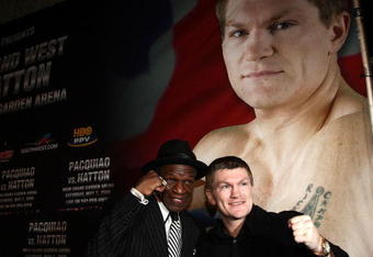 HOLLYWOOD - MARCH 30:  Trainer Floyd Mayweather and professional boxer Ricky Hatton attend 'The Battle of East and West', a promotion for the May 2, 2009 World Junior Welterweight Championship boxing match held at the Roosevelt Hotel on March 30, 2009 in Hollywood, California.  (Photo by Alberto E. Rodriguez/Getty Images)