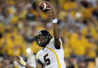 GLENDALE, AZ - JANUARY 02:  Quarterback Patrick White #5 of the West Virginia Mountaineers throws a 21-yard touchdown pass to Darius Reynaud #2 in the second quarter against the Oklahoma Sooners at the Tostito's Fiesta Bowl at University of Phoenix Stadium January 2, 2008 in Glendale, Arizona.  (Photo by Stephen Dunn/Getty Images)