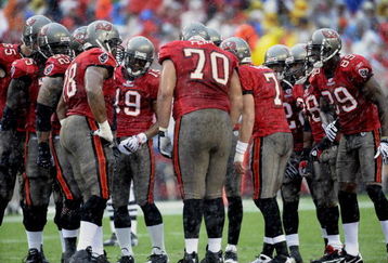 TAMPA, FL - NOVEMBER 30: Quarterback Jeff Garcia #7 of the Tampa Bay Buccaneers huddles the offense in the rain against the New Orleans Saints at Raymond James Stadium on November 30, 2008 in Tampa, Florida.  (Photo by Al Messerschmidt/Getty Images) 