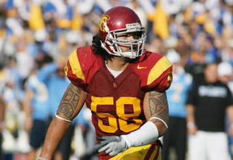 PASADENA, CA - DECEMBER 6:  Rey Maualuga #58 of the USC Trojans pursues the play against the UCLA Bruins on December 6, 2008 at the Rose Bowl in Pasadena, California.  USC won 28-7.  (Photo by Jeff Golden/Getty Images)