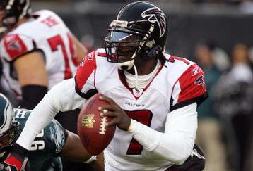 PHILADELPHIA - DECEMBER 31:  Michael Vick #7 of the Atlanta Falcons looks to pass against the Philadelphia Eagles in NFL action December 31, 2006 at Lincoln Financial Field in Philadelphia, Pennsylvania. The Eagles won 24-17.  (Photo by Jim McIsaac/Getty Images)