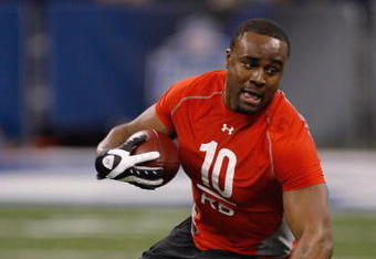 INDIANAPOLIS, IN - FEBRUARY 22:  Running back Shonn Greene of Iowa runs with the football during the NFL Scouting Combine presented by Under Armour at Lucas Oil Stadium on February 22, 2009 in Indianapolis, Indiana. (Photo by Scott Boehm/Getty Images)