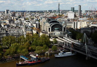 LONDON, ENGLAND - APRIL 26:  Competitors run along the embankment during the 2009 Flora London Marathon on April 26, 2009 in London, England. (Photo by Paul Gilham/Getty Images)