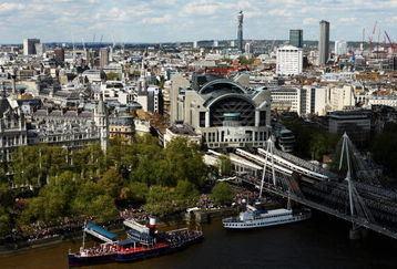 LONDON, ENGLAND - APRIL 26:  Competitors run along the embankment during the 2009 Flora London Marathon on April 26, 2009 in London, England. (Photo by Paul Gilham/Getty Images)