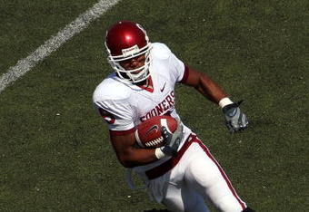 WACO, TX - OCTOBER 04:  Wide receiver Juaquin Iglesias #9 of the Oklahoma Sooners runs against the Baylor Bears at Floyd Casey Stadium on October 4, 2008 in Waco, Texas.  (Photo by Ronald Martinez/Getty Images)