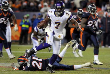 DENVER - DECEMBER 30:  Quarterback Tarvaris Jackson #7 of the Minnesota Vikings breaks loose for a long run in the fourth quarter of the football game against the Denver Broncos at Invesco Field at Mile High December 30, 2007 in Denver, Colorado.  (Photo by Steve Dykes/Getty Images)