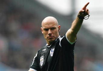 BIRMINGHAM, ENGLAND - APRIL 12:  Referee Howard Webb points during the Barclays Premier League match between Aston Villa and Everton at Villa Park on April 12, 2009 in Birmingham, England.  (Photo by Paul Gilham/Getty Images)