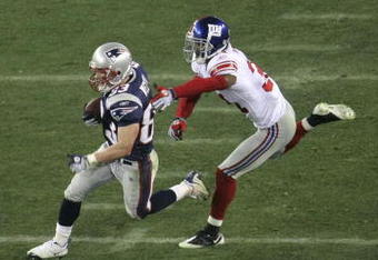 GLENDALE, AZ - FEBRUARY 03:  Wes Welker #83 of the New England Patriots runs for a first down on a 19-yard reception against Aaron Ross #31 of the New York Giants during Super Bowl XLII on February 3, 2008 at the University of Phoenix Stadium in Glendale, Arizona. The Giants won 17-14. (Photo by Doug Pensinger/Getty Images)