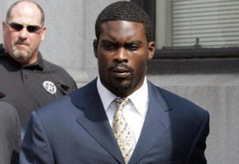 RICHMOND, VA - AUGUST 27:  Atlanta Falcons quarterback Michael Vick (R) leaves federal court August 27, 2007 in Richmond, Viriginia. Vick pleaded guilty to a federal dogfighting charge.  (Photo by Steve Helber-Pool/Getty Images)