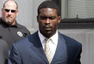 RICHMOND, VA - AUGUST 27:  Atlanta Falcons quarterback Michael Vick (R) leaves federal court August 27, 2007 in Richmond, Viriginia. Vick pleaded guilty to a federal dogfighting charge.  (Photo by Steve Helber-Pool/Getty Images)