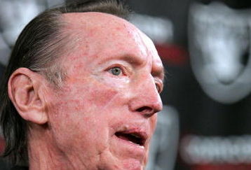 ALAMEDA, CA - JANUARY 23:  Oakland Raiders owner Al Davis speaks during a news conference introducing new Raiders head coach Lane Kiffin on January 23, 2007 in Alameda, California. Kiffin, a 31 year-old offensive coordinator from the University of Southern California, was named as the new head coach to replace Art Shell who was fired after going 2-14 for the season.  (Photo by Justin Sullivan/Getty Images)