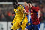 BARCELONA, SPAIN - APRIL 28:  Lionel Messi of Barcelona holds off Michael Essien of Chelsea (L) during the UEFA Champions League Semi Final First Leg match between Barcelona and Chelsea at the Nou Camp Stadium on April 28, 2009 in Barcelona, Spain.  (Photo by Jasper Juinen/Getty Images)