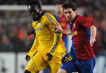 BARCELONA, SPAIN - APRIL 28:  Lionel Messi of Barcelona holds off Michael Essien of Chelsea (L) during the UEFA Champions League Semi Final First Leg match between Barcelona and Chelsea at the Nou Camp Stadium on April 28, 2009 in Barcelona, Spain.  (Photo by Jasper Juinen/Getty Images)