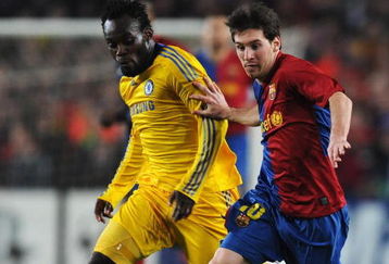 BARCELONA, SPAIN - APRIL 28:  Lionel Messi of Barcelona holds off Michael Essien of Chelsea (L) during the UEFA Champions League Semi Final First Leg match between Barcelona and Chelsea at the Nou Camp Stadium on April 28, 2009 in Barcelona, Spain.  (Photo by Jasper Juinen/Getty Images)