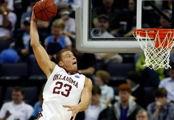 MEMPHIS, TN - MARCH 27:  Blake Griffin #23 of the Oklahoma Sooners dunks the ball as he hits his head on the side on the backboard in the second half against the Syracuse Orange during the NCAA Men's Basketball Tournament South Regionals at the FedExForum on March 27, 2009 in Memphis, Tennessee. The Sooners defeated the Orange 84-71.  (Photo by Joe Murphy/Getty Images)