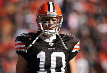 CLEVELAND - NOVEMBER 23:  Quarterback Brady Quinn #10 of the Cleveland Browns looks down the field during the game against the Houston Texans at Cleveland Browns Stadium on November 23, 2008 in Cleveland, Ohio.  (Photo by Andy Lyons/Getty Images)