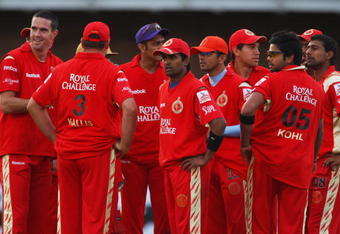 PORT ELIZABETH, SOUTH AFRICA - APRIL 20:  Kevin Pietersen of Bangalore  (L) looks at the big screen with his team during IPL T20 match between Chennai Super Kings and Royal Challengers Bangalore at St Georges Cricket Ground on April 20, 2009 in Port Elizabeth, South Africa.  (Photo by Tom Shaw/Getty Images)