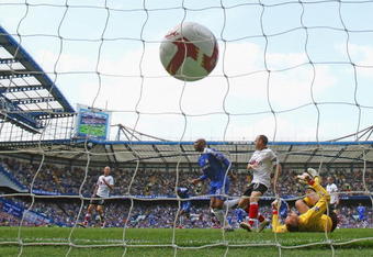 LONDON, ENGLAND - MAY 02:  Nicolas Anelka of Chelsea scores the first goal during the Barclays Premier League match between Chelsea and Fulham at Stamford Bridge on May 2, 2009 in London.  (Photo by Clive Rose/Getty Images)